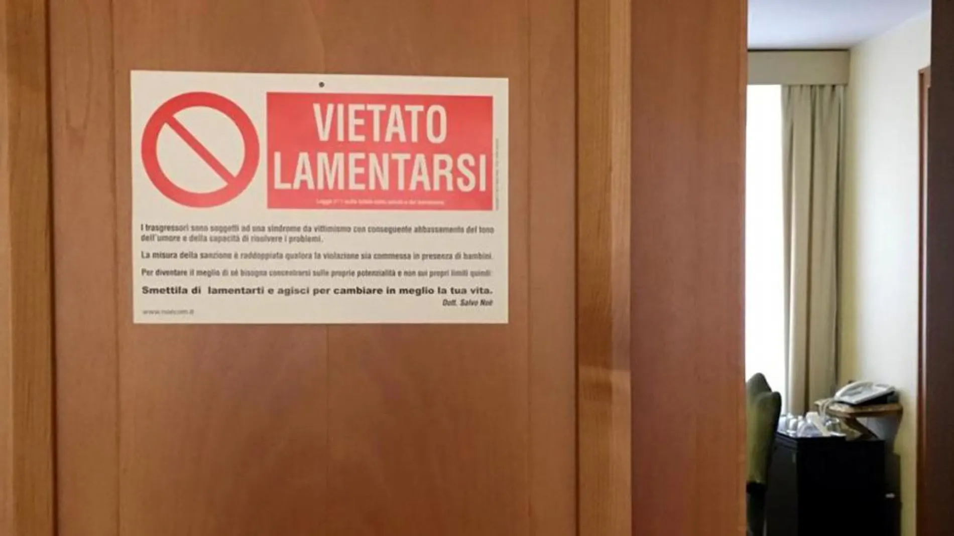 Cartel en la puerta de la habitación del Papa Francisco