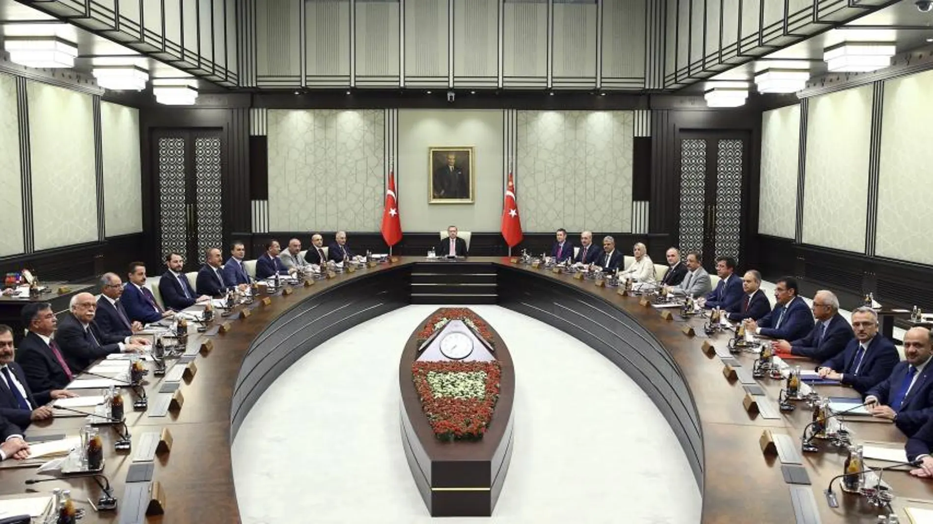 Fotografía facilitada por la oficina de prensa de la Presidencia turca, que muestra al presidente de Turquía, Recep Tayyip Erdogan, durante una reunión con su gabinete de en Ankara