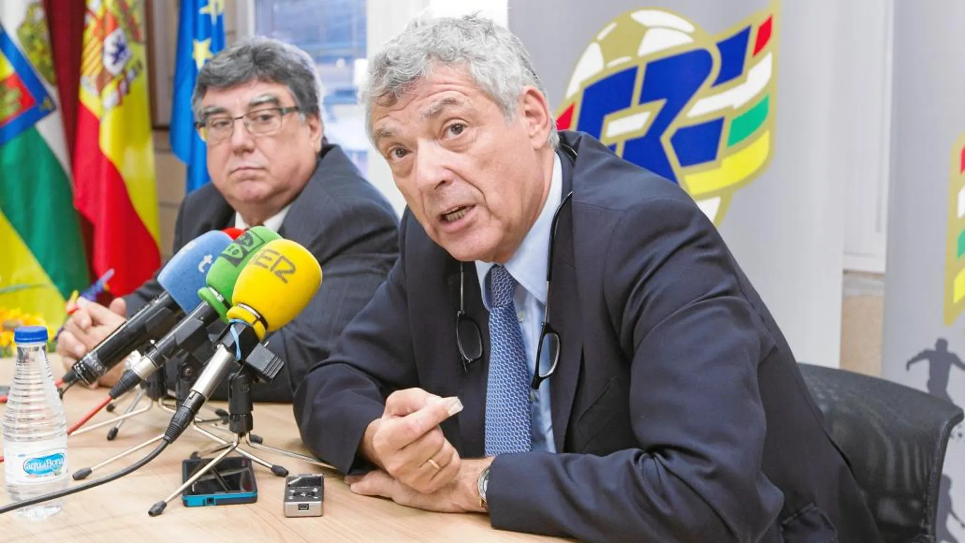 Ángel María Villar, ayer en Logroño, junto al presidente de la Federación Riojana, Jacinto Alonso, que acaba de ser reelegido