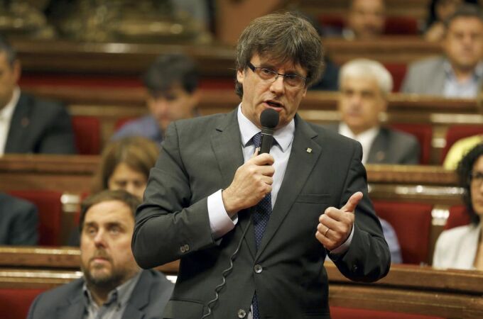 El presidente de la Generalitat, Carles Puigdemont, hoy una sesión de control en el Parlament de Cataluña