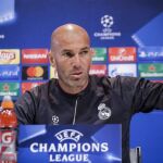 El entrenador del Real Madrid, el francés Zinedine Zidane, durante la rueda de prensa posterior al entrenamiento que el equipo ha realizado hoy en Valdebebas
