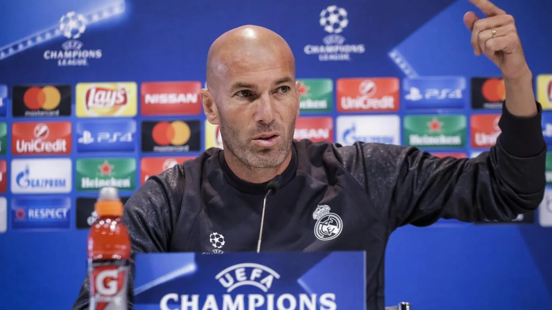 El entrenador del Real Madrid, el francés Zinedine Zidane, durante la rueda de prensa posterior al entrenamiento que el equipo ha realizado hoy en Valdebebas