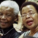 Nelson Mandela junto a su mujer Graca Machel, en una imagen de archivo. Reuters
