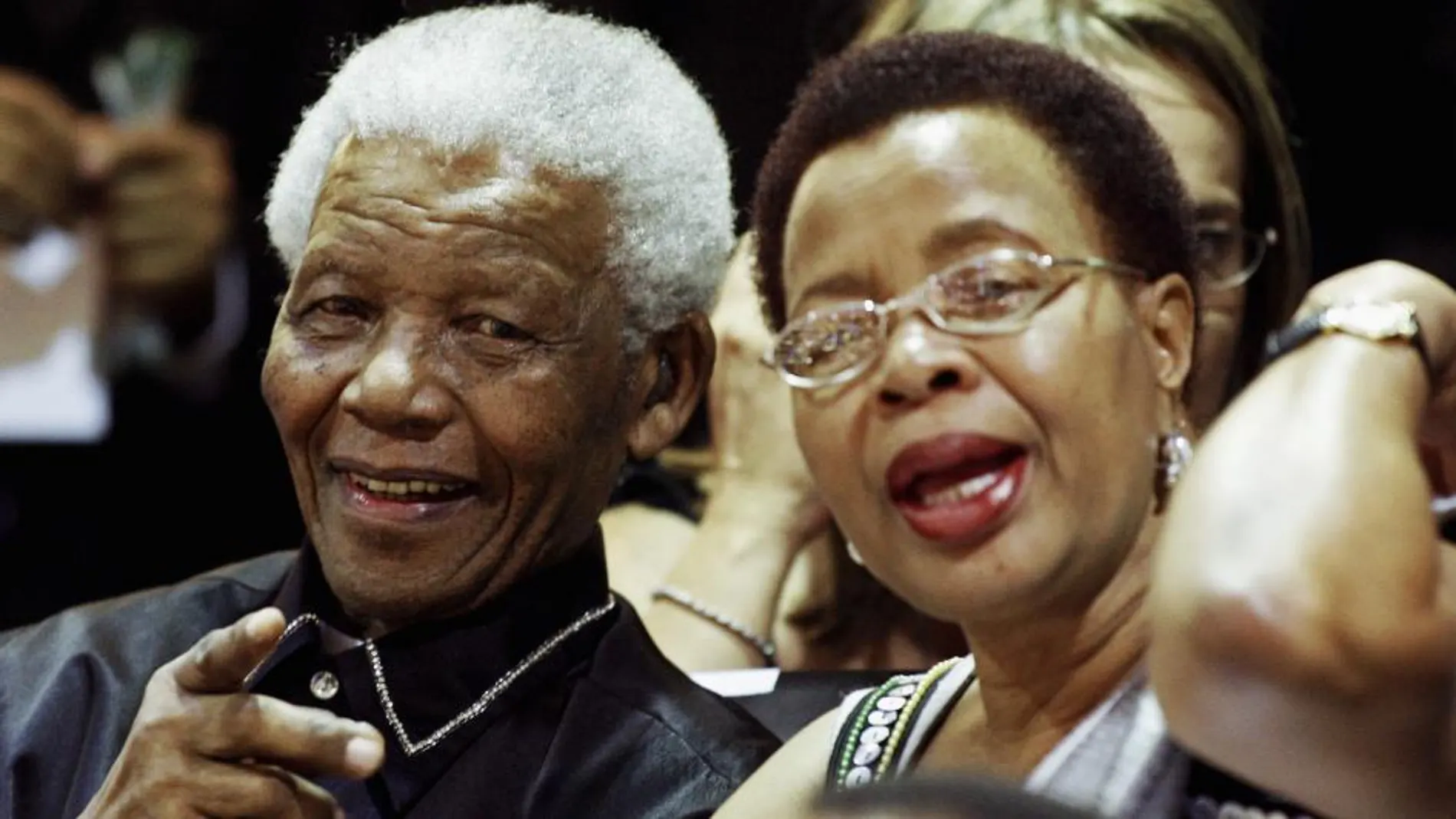 Nelson Mandela junto a su mujer Graca Machel, en una imagen de archivo. Reuters