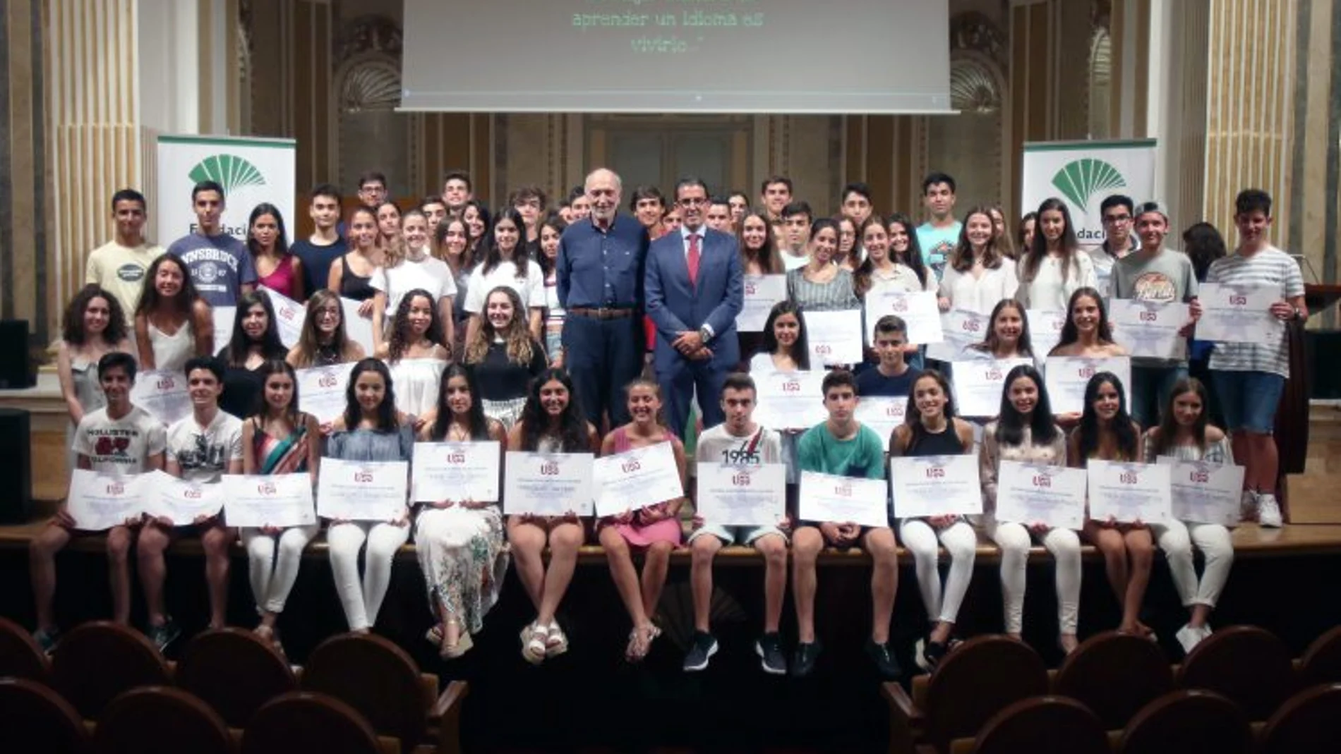 Los diplomas de las becas concedidas a estudiantes de diferentes puntos de España se han entregado en actos celebrados recientemente en los centros culturales de la Fundación Unicaja en Almería, Cádiz y Málaga