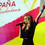 Marta Sánchez, canta 'a capella' su versión del himno de España, durante la presentación de la plataforma "ESPAÑA Ciudadana"/Efe