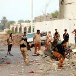 Los servicios de seguridad del jefe del ejército tras el atentado con coche bomba en Aden /Efe