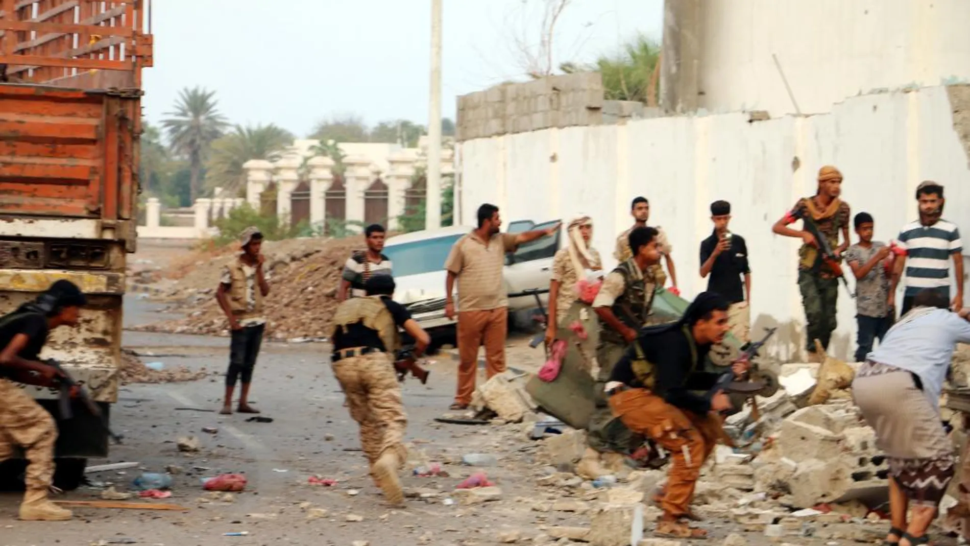 Los servicios de seguridad del jefe del ejército tras el atentado con coche bomba en Aden /Efe