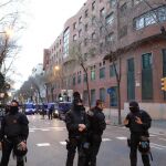 Los Mossos impiden el paso de una manifestación convocada por los Comités de Defensa de la República (CDR), que protestan ante la comandancia de la Guardia Civil de Barcelona. EFE/Alejandro García