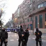  Cientos de independentistas rodean el cuartel de la Guardia Civil de Barcelona y queman fotos del Rey