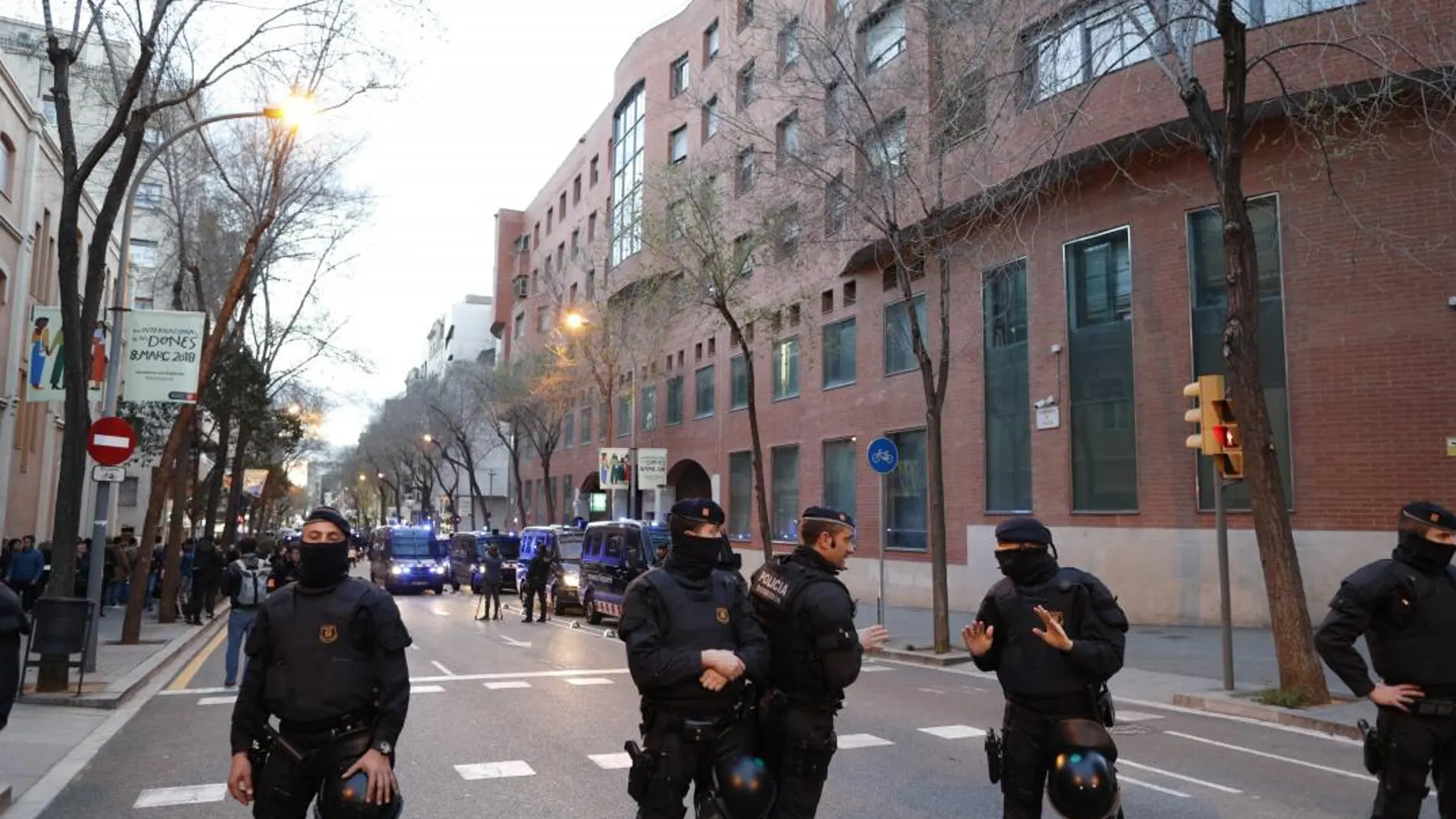 Los Mossos impiden el paso de una manifestación convocada por los Comités de Defensa de la República (CDR), que protestan ante la comandancia de la Guardia Civil de Barcelona. EFE/Alejandro García