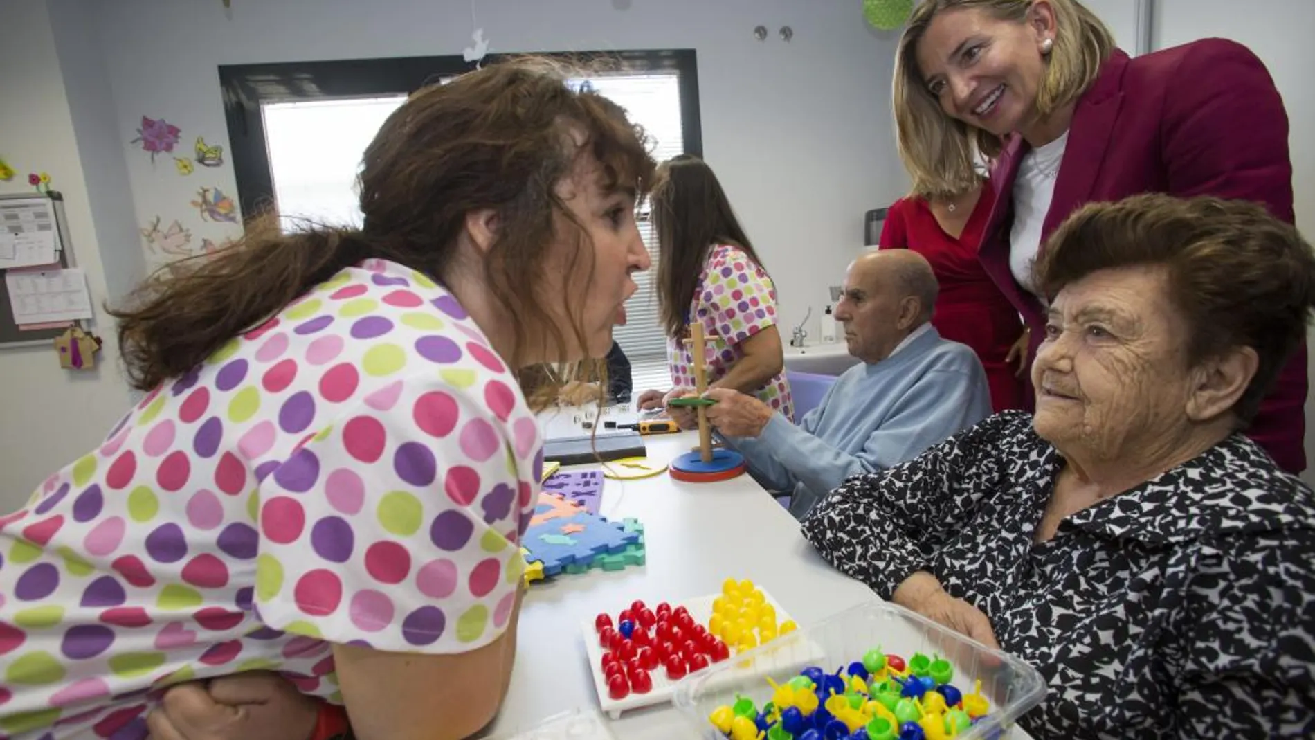 La consejera de Familia e Igualdad de Oportunidades, Alicia García, visita el Centro de Atención Integral a Demencias de la Asociación de Familiares de Enfermos de Alzheimer de Ávila