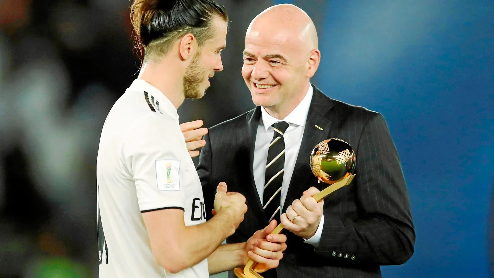 Infantino, presidente de la FIFA, entrega a Gareth Bale el trofeo de mejor jugador del campeonato
