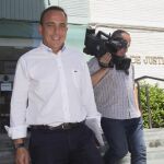 El portavoz del PP de Cartagena, Francisco Espejo, acudió ayer al Palacio de Justicia por ser quien denunció a López por cuatro delitos de presunta corrupción en la expropiación del Hotel Peninsular