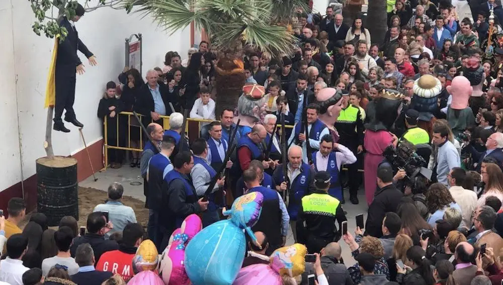 Cientos de personas han abarrotado hoy la plaza principal de Coripe (Sevilla) para presenciar en vivo la fiesta de la Quema del Judas, que en esta ocasión ha estado encarnado por Carles Puigdemont