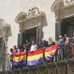 Concejales de Guanyar también colgaron banderas republicanas en el balcón del Ayuntamiento de Alicante/Efe