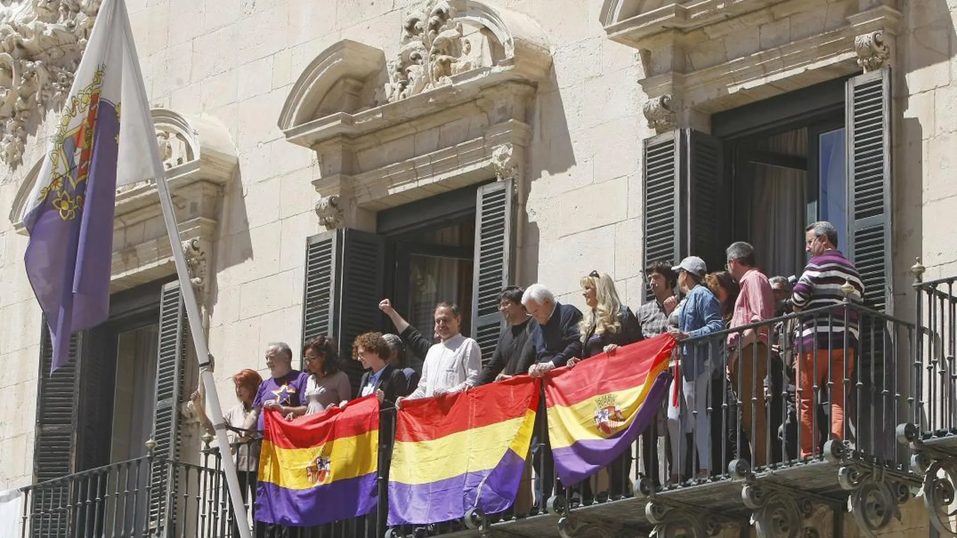 Concejales de Guanyar también colgaron banderas republicanas en el balcón del Ayuntamiento de Alicante/Efe
