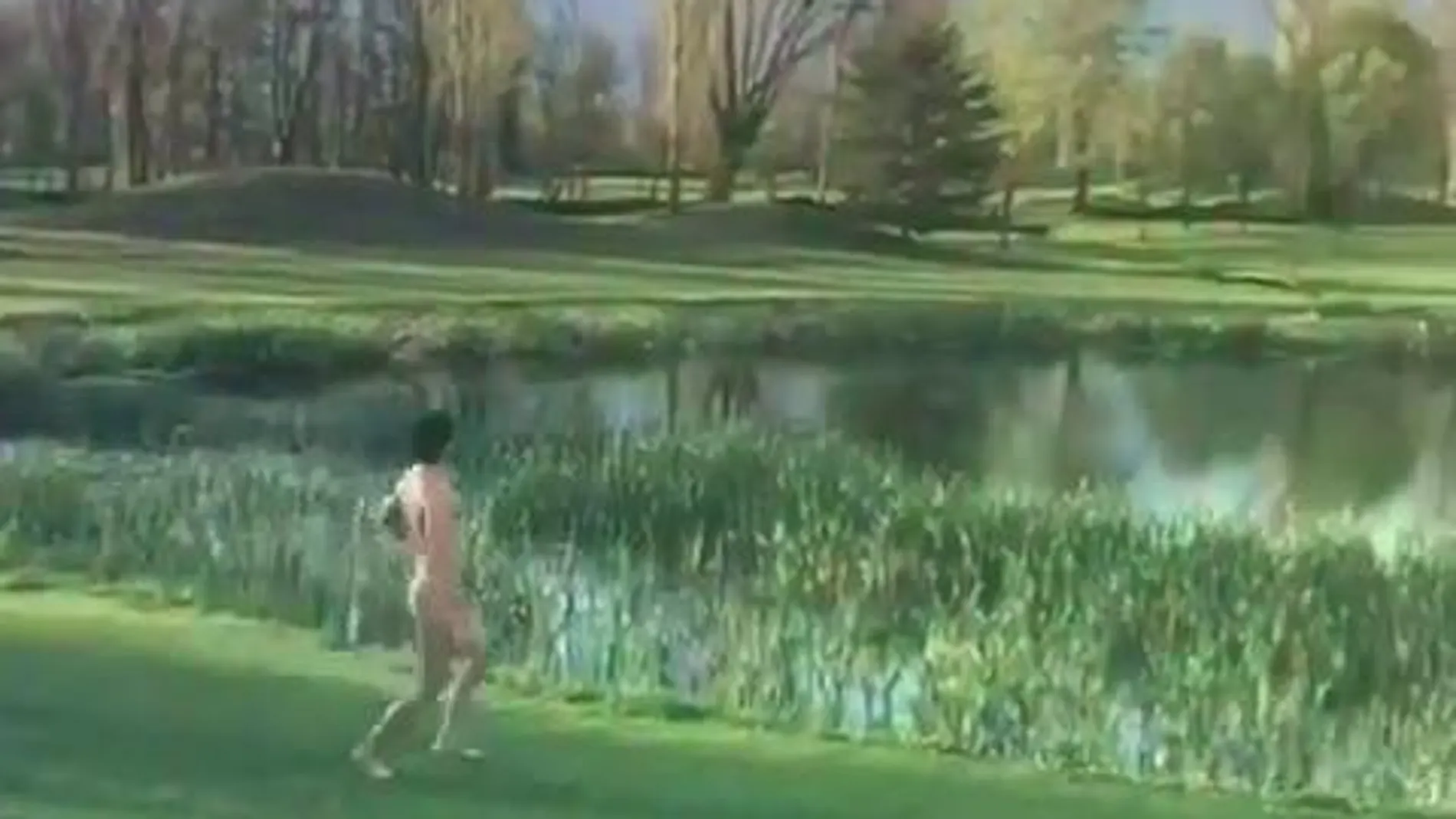 Paco León celebra su millón de seguidores en Instagram corriendo desnudo por el campo