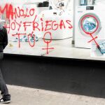 Un joven pasa ante una pintada en una calle de Valéncia.EFE/ Juan Carlos Cárdenas