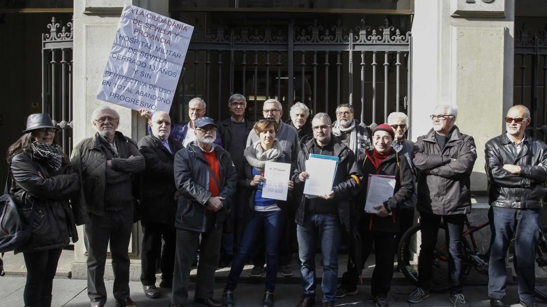 Miembros de la marea blanca se concentraron ayer en Sevilla