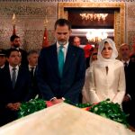 El Rey Felipe VI y la Reina Letizia participan en la tradicional ofrenda floral ante el Mausoleo donde están las tumbas de Mohamed V y Hasán II, en Rabat