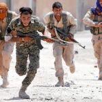 Miembros de las Unidades de Protección Popular kurdas, en una operación contra el grupo Estado Islámico en Raqa