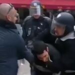 Imagen tomada del vídeo en el que se ve a Alexandre Benalla, a la derecha, sujetando a un manifestante. (Nicolas Lescaut via AP)
