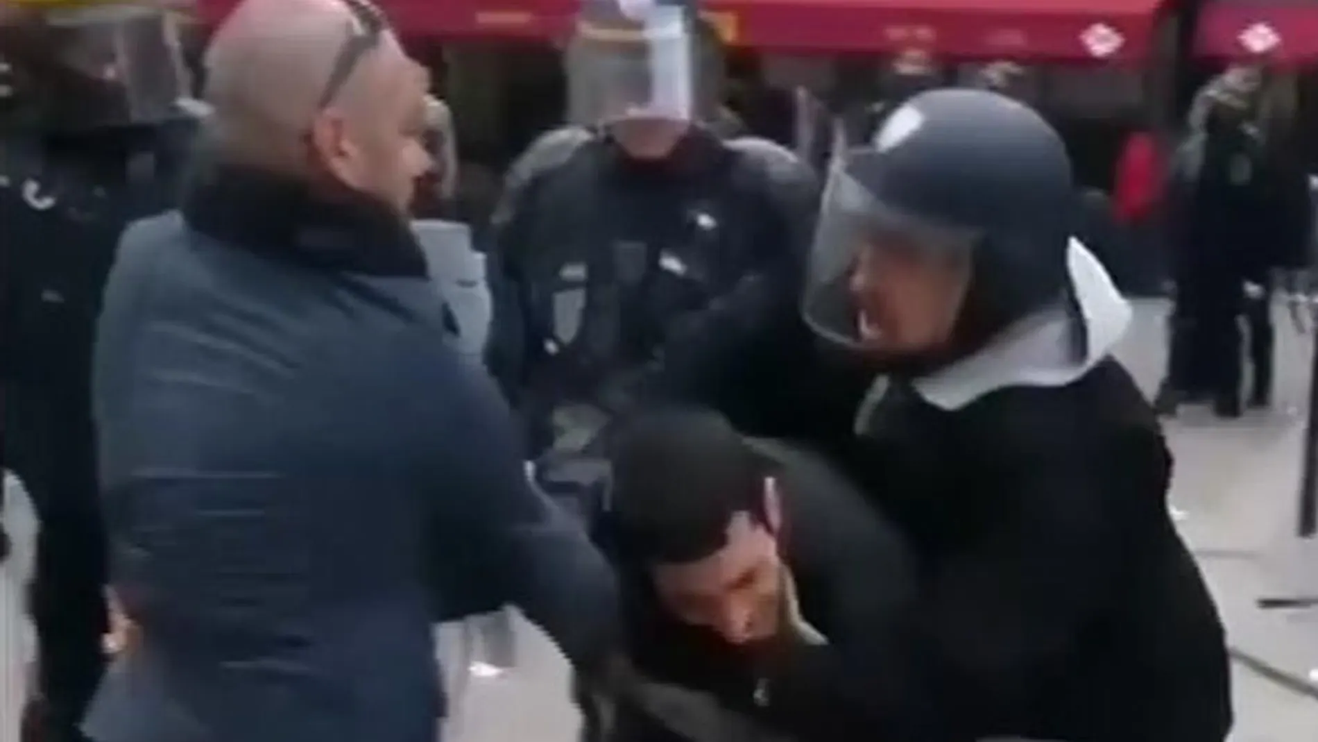 Imagen tomada del vídeo en el que se ve a Alexandre Benalla, a la derecha, sujetando a un manifestante. (Nicolas Lescaut via AP)