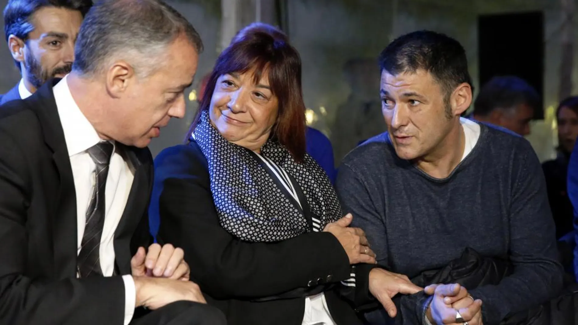 El lehendakari en funciones, Iñigo Urkullu (i), conversa con varias víctimas de ETA entre ellas Dori Moreno cuyo padre falleció en un atentado de ETA