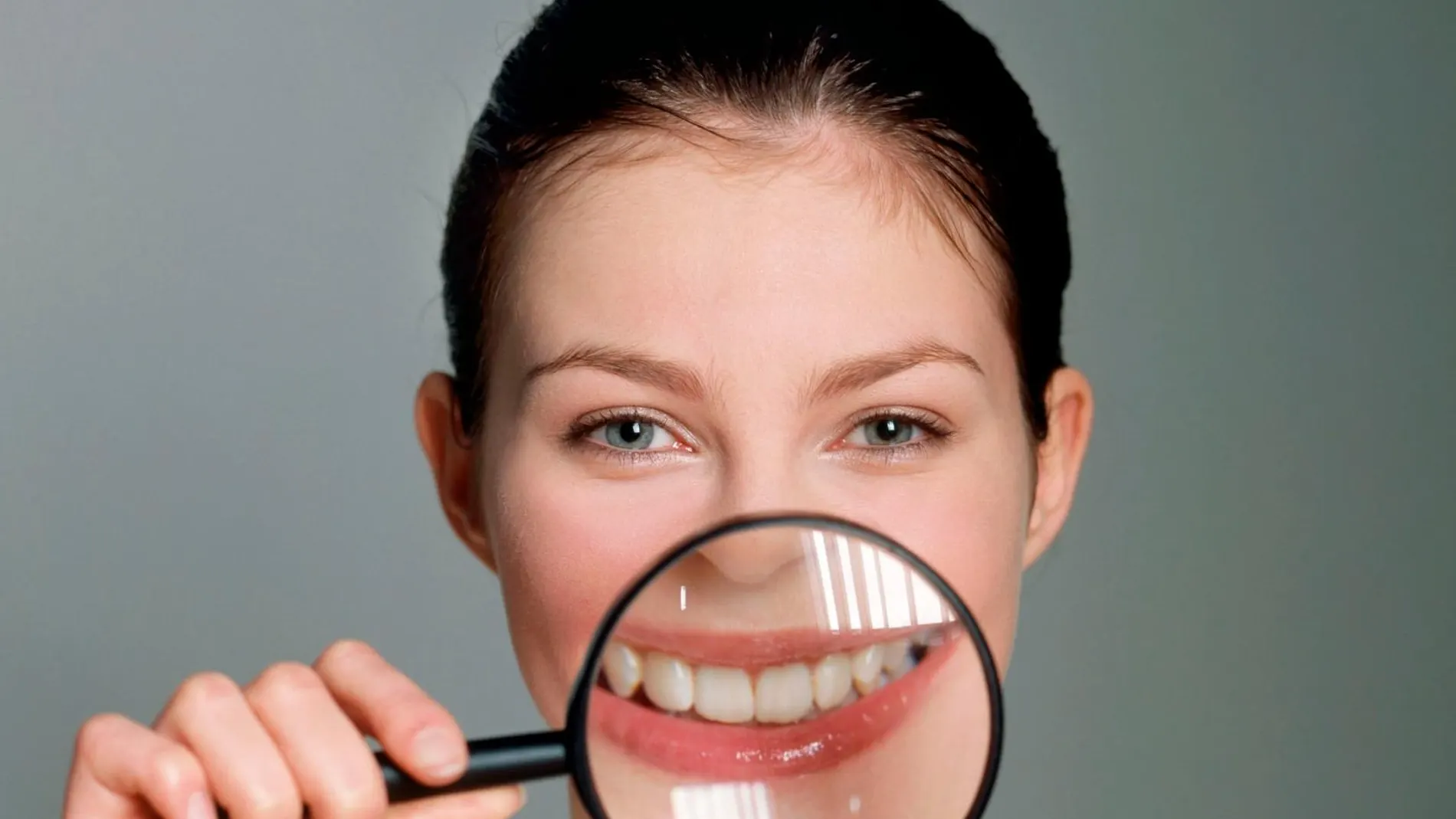 Odontólogos mantienen que no es un método recomendable a pesar de que en las publicaciones virales en redes sociales / Foto: Gtres