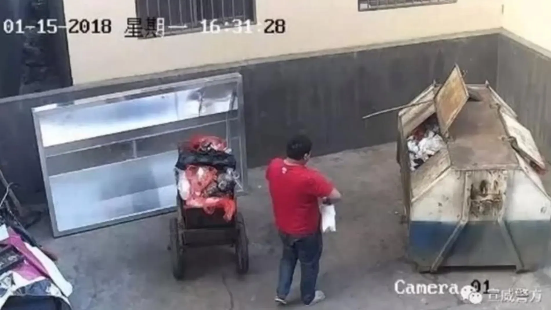 Un hombre tira a su bebé recién nacido al contenedor en China