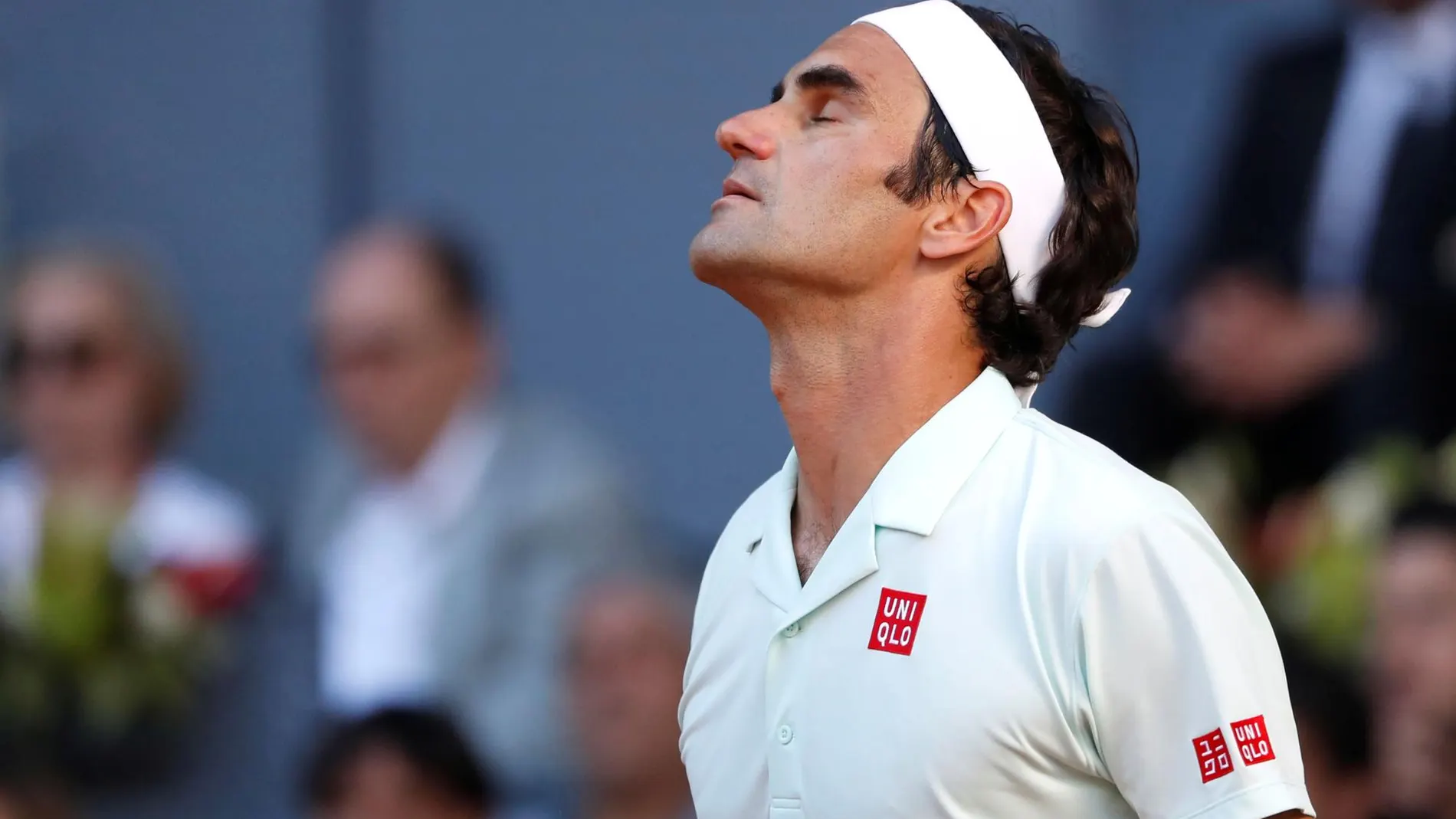 Federer se lamenta tras fallar un punto ante Thiem