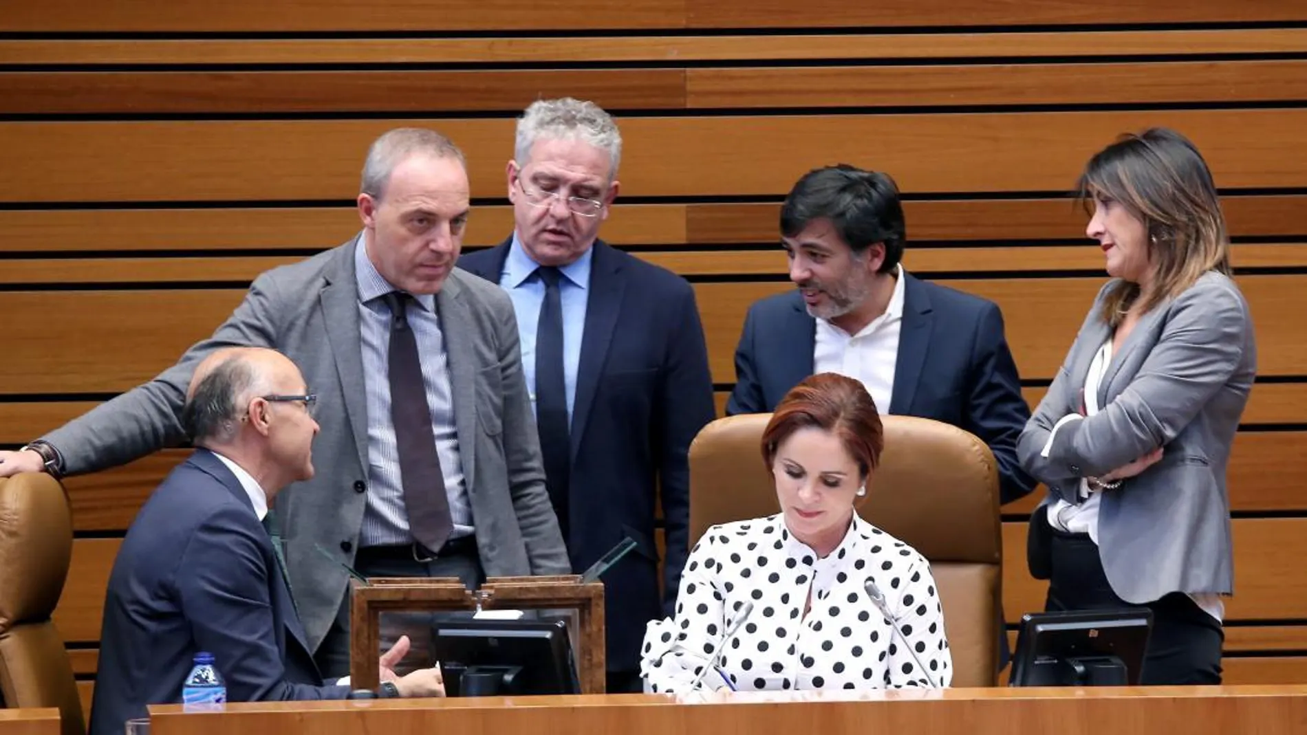 Silvia Clemente, presidenta del Parlamento regional, durante el recuento de los votos para la elección del Procurador del Común, junto a los miembros de la Mesa de las Cortes