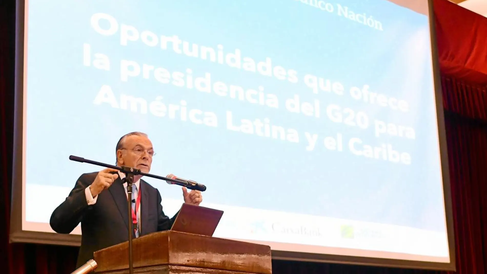 El presidente de la Fundación Bancaria La Caixa, Isidro Fainé, durante su conferencia en Buenos Aires