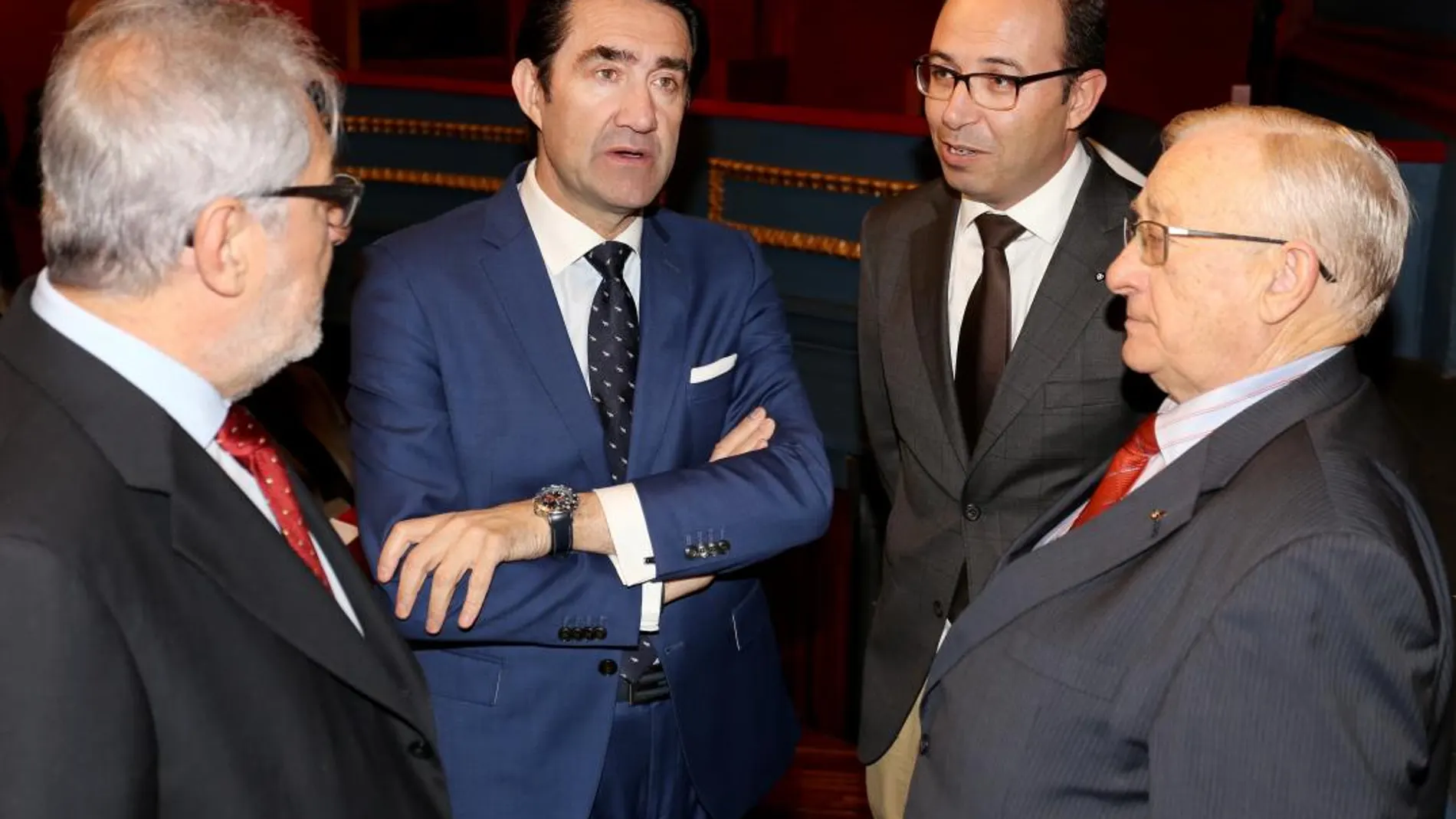 El consejero Juan Carlos Suárez-Quiñones conversa con Eduardo Montes y Víctor Alonso, entre otros, en la sesión anual del Colegio de Psicólogos de Castilla y León