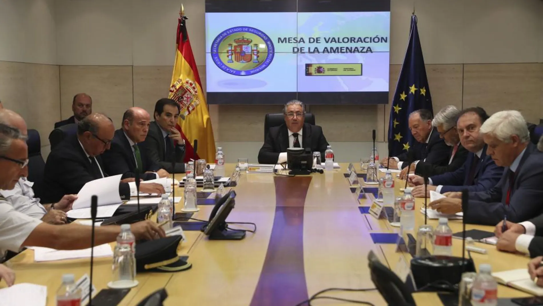 El ministro del Interior, Juan Ignacio Zoido,fondo. presidió hoy la mesa de evaluación de la amenaza terrorista.