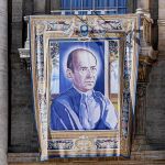 Un tapiz de Faustino Míguez cuelga de la fachada de la basílica de San Pedro del Vaticano