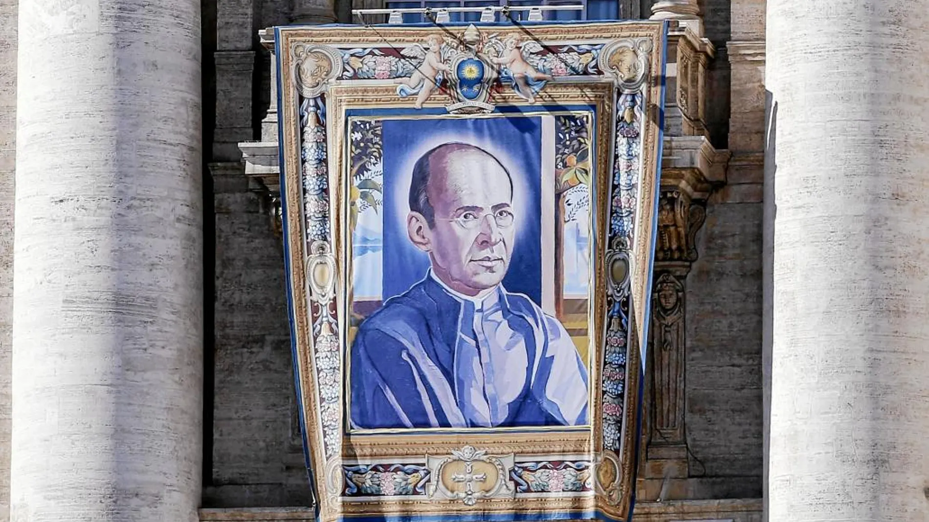 Un tapiz de Faustino Míguez cuelga de la fachada de la basílica de San Pedro del Vaticano