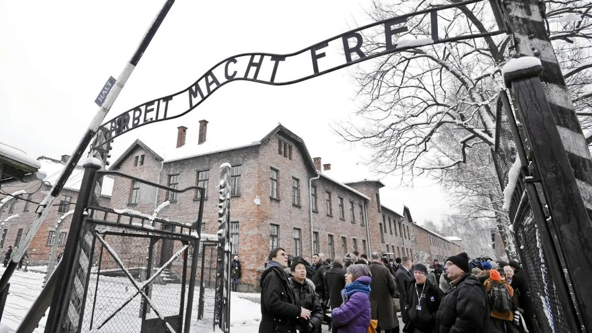 Imagen del campo de concentración de Auschwitz, cuyo lema en la puerta es «El trabajo os hará libres»