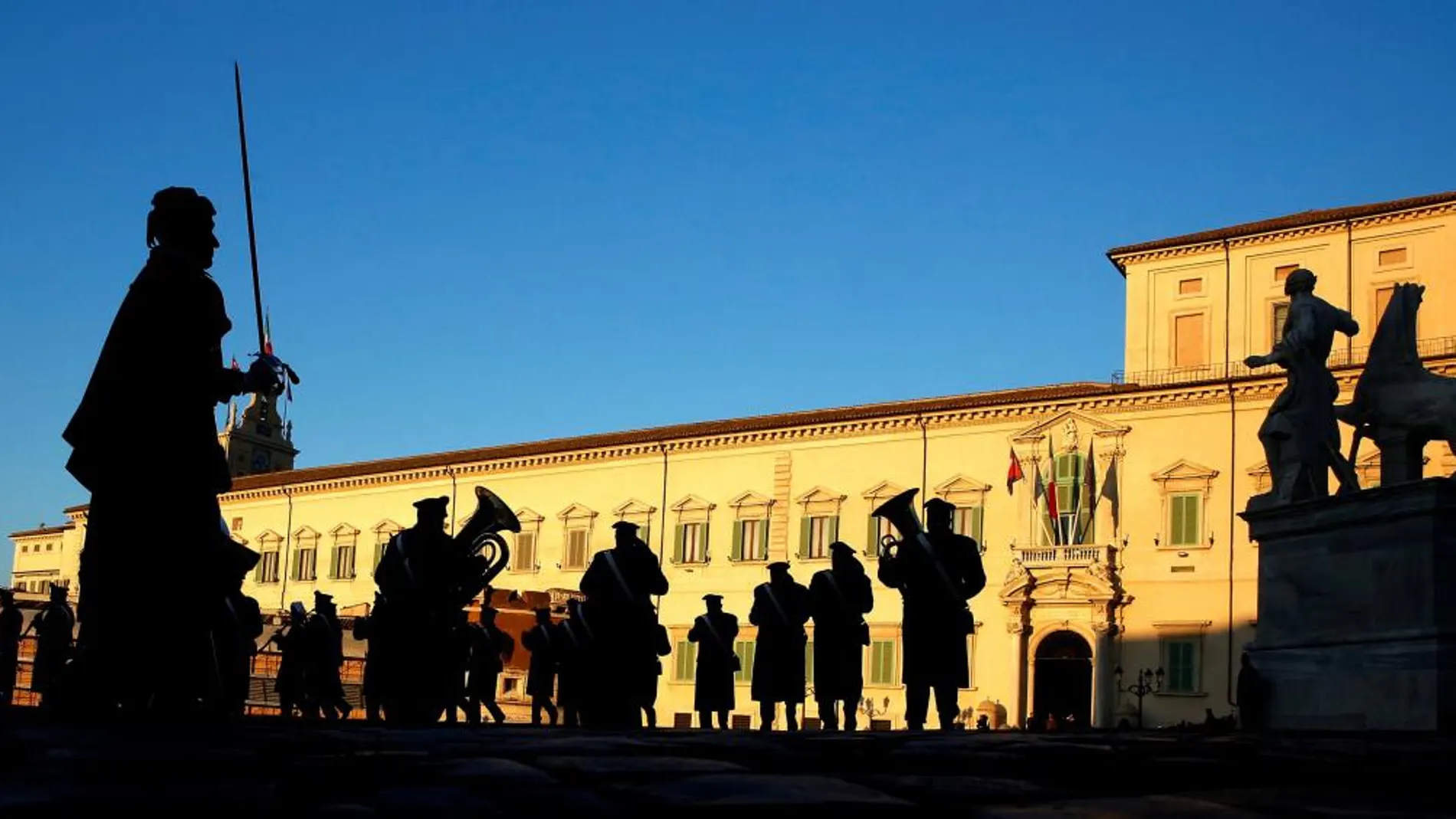 La banda de música de los carabinieri ante el palacio Quirinal en Roma, donde Mattarella empieza consultas.