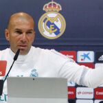 El entrenador del Real Madrid, el francés Zinedine Zidane, durante la rueda de prensa ofrecida al término del entrenamiento realizado hoy en Valdebebas