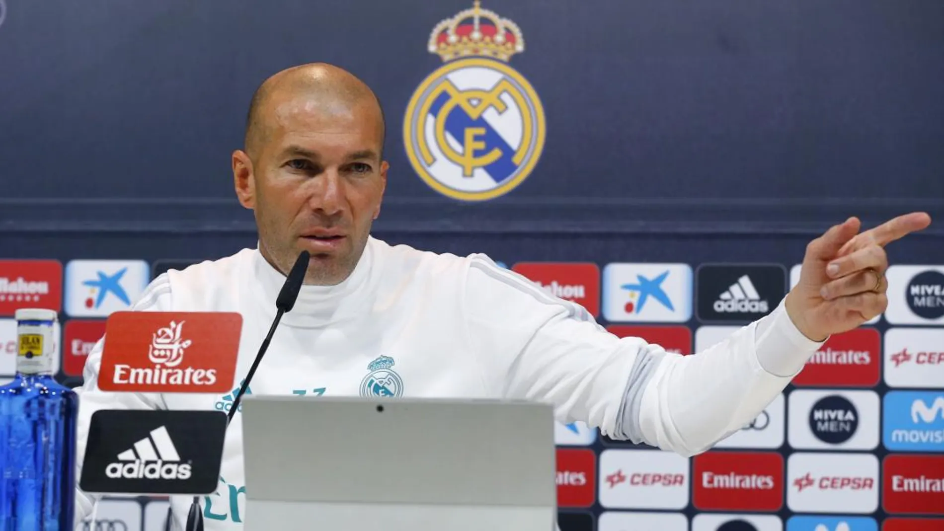 El entrenador del Real Madrid, el francés Zinedine Zidane, durante la rueda de prensa ofrecida al término del entrenamiento realizado hoy en Valdebebas