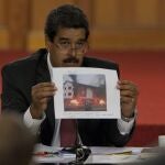 El presidente electo de Venezuela, Nicolás Maduro, habla hoy, lunes 15 de abril de 2013, durante una rueda de prensa desde el Palacio de Miraflores en Caracas (Venezuela)