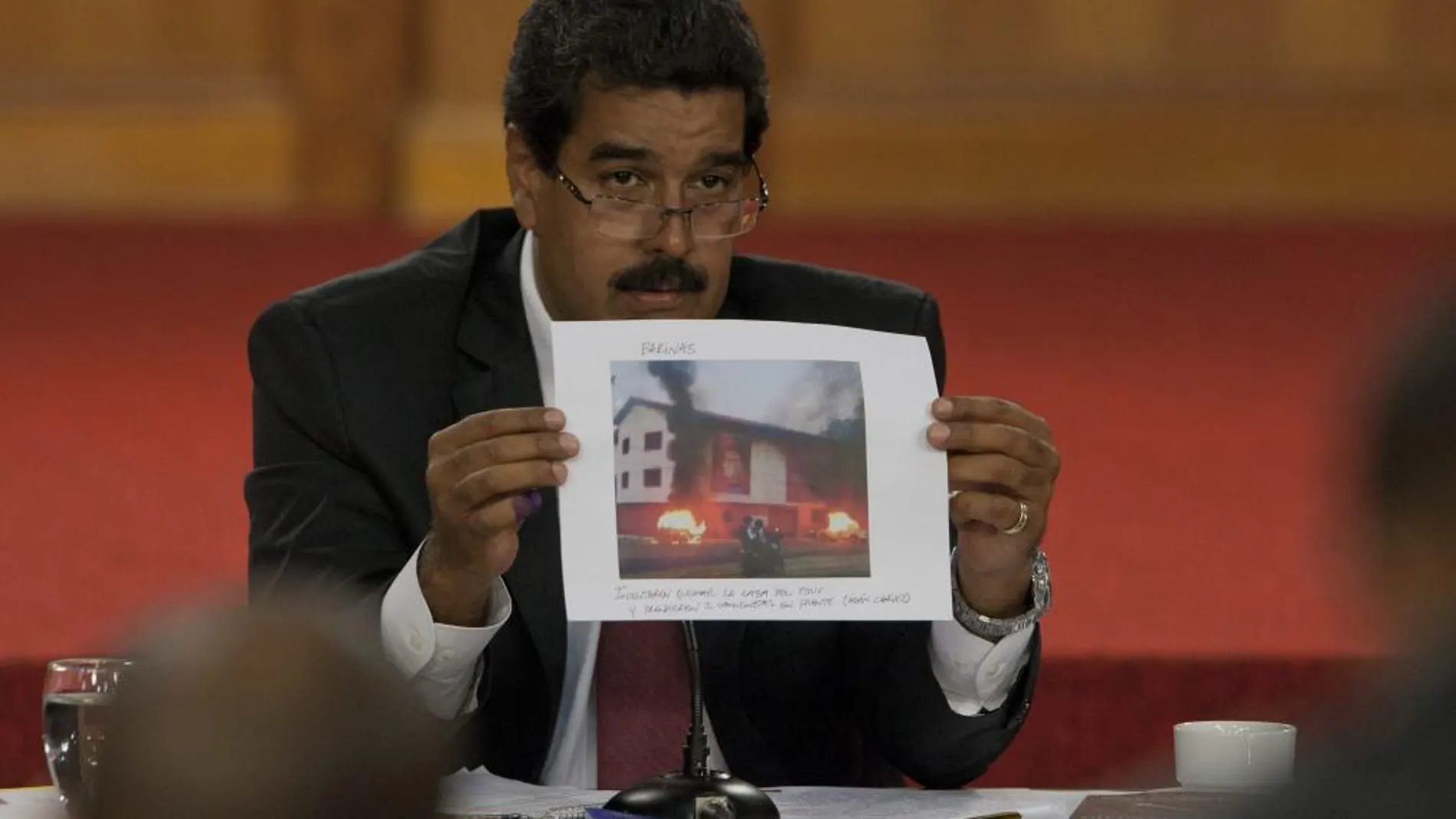 El presidente electo de Venezuela, Nicolás Maduro, habla hoy, lunes 15 de abril de 2013, durante una rueda de prensa desde el Palacio de Miraflores en Caracas (Venezuela)