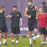 Jordi Alba, Messi y Busquets bromean con Valverde en el entrenamiento de ayer