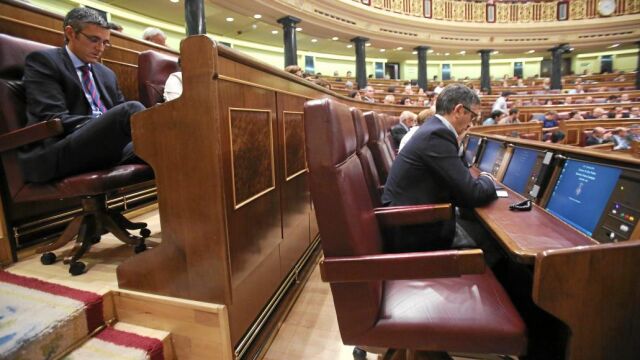 El ausente. El hasta ahora secretario general del PSOE, Pedro Sánchez, no acudió ayer al Congreso, dejando su nuevo escaño vacío junto al de Patxi López y debajo del de Eduardo Madina