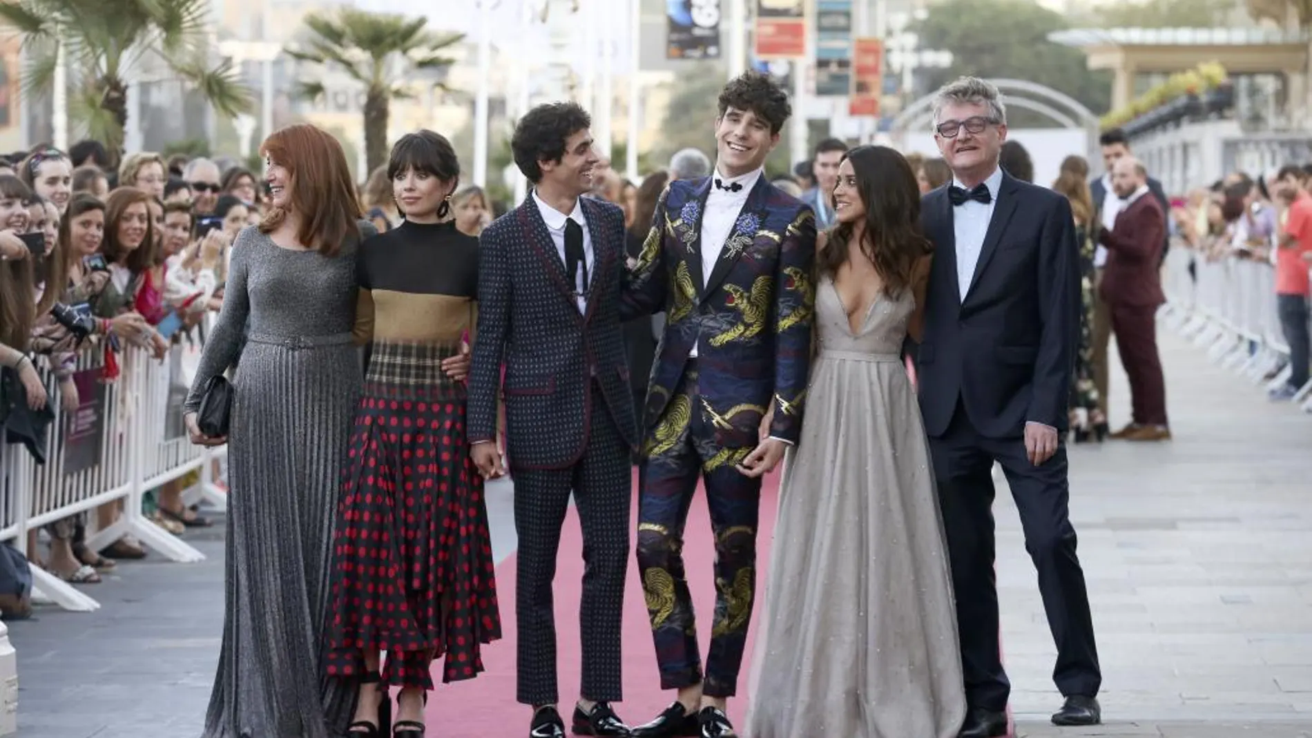 Los directores Javier Ambrosi (3i), Javier Calvo (3d), y los actores Ana Castillo (2i), Richard Collins (d), Gracia Olayo (i) y Macarena García (2d), en la alfombra roja.