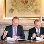 El jefe del Consell, Alberto Fabra, con el presidente de La Caixa, Isidro Fainé, ayer en el Palau de la Generalitat