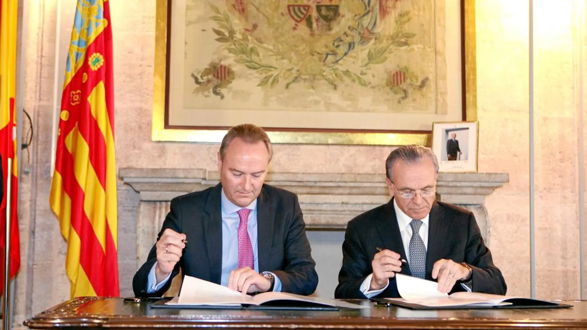 El jefe del Consell, Alberto Fabra, con el presidente de La Caixa, Isidro Fainé, ayer en el Palau de la Generalitat