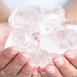 Al añadir sal en agua con hielo conseguimos bajar rápidamente la temperatura | Fotografía de archivo
